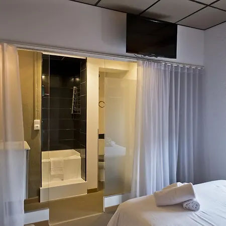 Le 126 Hotell 2*
